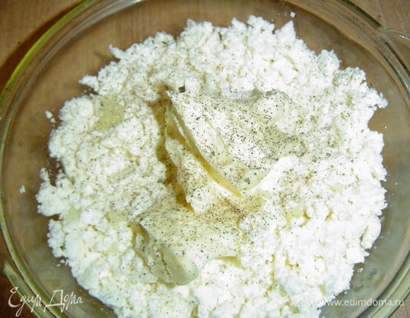 Брынзу измельчить с помощью блендера, добавить сливочное масло размягченное, чеснок, пропущенный через пресс, молотый перец и хорошо перемешать до однородной массы.