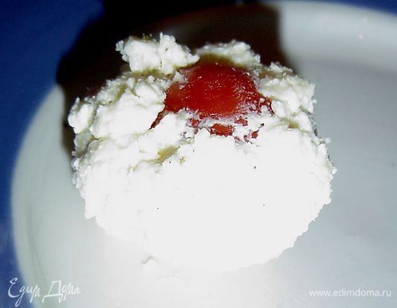 Помидоры черри, предварительно вымытые и обсушенные, помещаем в центр лепешки из брынзы, соединяем концы лепешки и придаем форму шара.