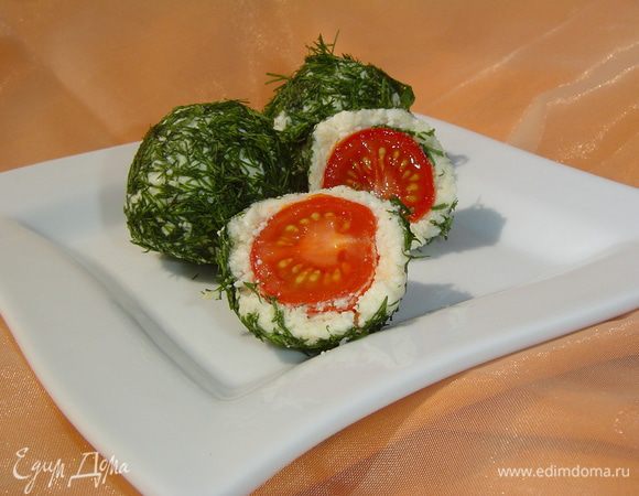 Охлаждаем шарики в течении получаса и подаем!
Для наружного слоя можно использовать укроп, любые орехи, кунжут, паприку, отварной желток и т.д.