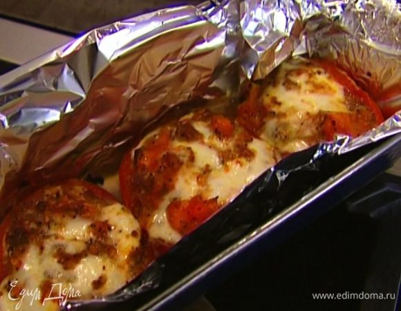 Противень выстелить фольгой и уложить помидорные чашечки плотно друг к другу. Наполнить их начинкой и запекать в разогретой духовке 15–20 минут.