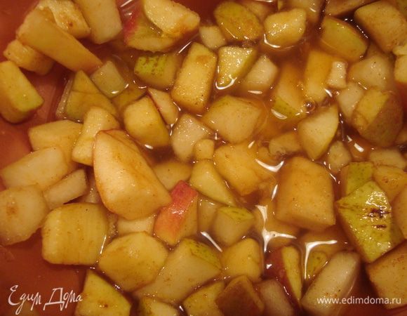 мелко режем яблоки и груши, смешиваем их с сахаром и корицей, даем немного настояться. от фруктов должно остаться немного сока