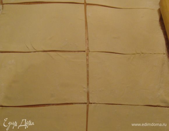 тесто раскатываем и разрезаем на квадратики - прямоугольнички
