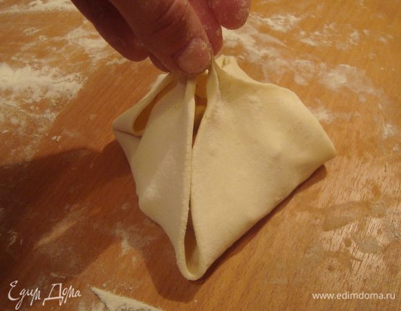 углы квадратика склеиваем