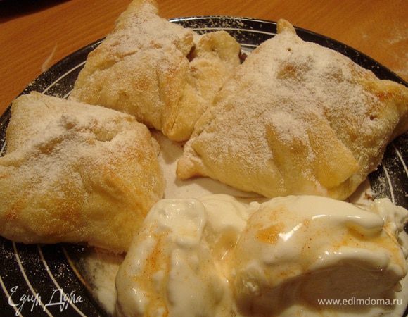 перед подачей посыпаем сахарной пудрой, выкладываем мороженое, поливаем его оставшимся от фруктов сиропом