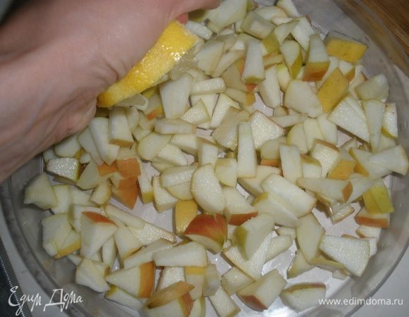 Яблоки вымыть, удалить серединку и нарезать на маленькие кусочки. Сразу сбрызнуть лимонным соком.