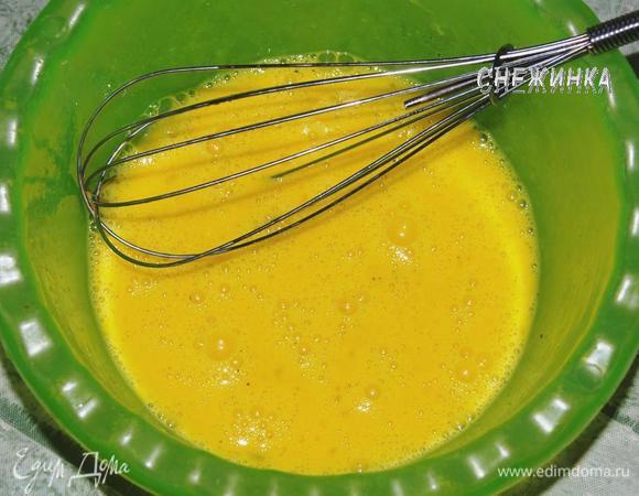 Яйца слегка взбейте венчиком, посолите, поперчите.