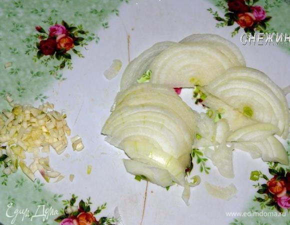 Лук и чеснок измельчите. Лук нарежьте полукольцами, чеснок — маленькими кубиками.