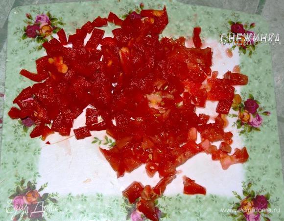 Перец и помидор помойте, очистите от семян, удалите жидкость, нарежьте небольшими кубиками.