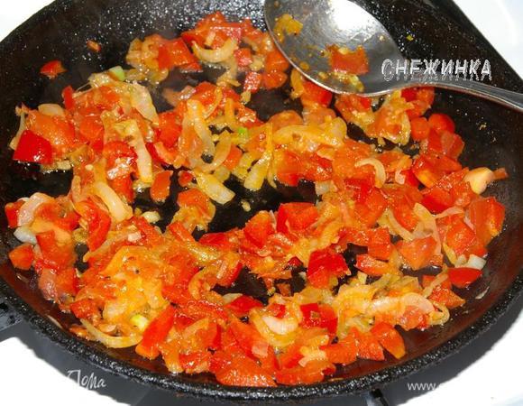 Как только чеснок начнет зарумяниваться, добавьте лук, обжарьте несколько минут, затем положите перец и помидор, томите 5 минут.