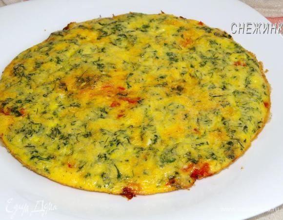 Как только края прихватились, а серединка еще жидкая, отправьте омлет в духовку и доведите до готовности при 180°C около 15 минут.