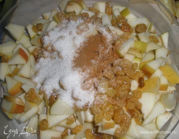 Добавить изюм, сахар, корицу и все перемешать.
