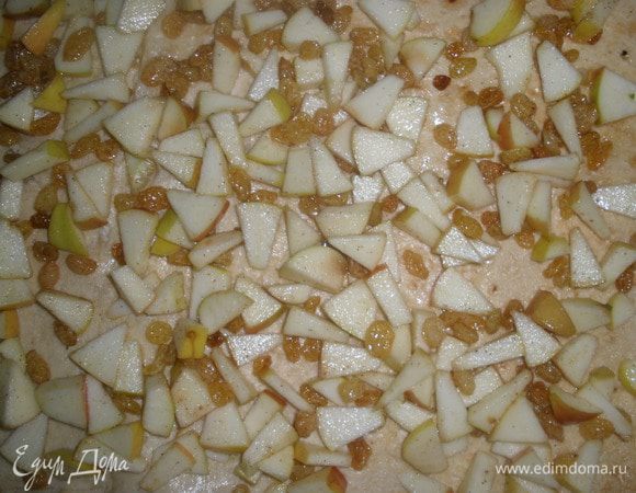 Лаваш растелить, сложить вдвое и промазать сливочным маслом (не всем, немного оставить) Сверху ровным слоем выложить начинку. 