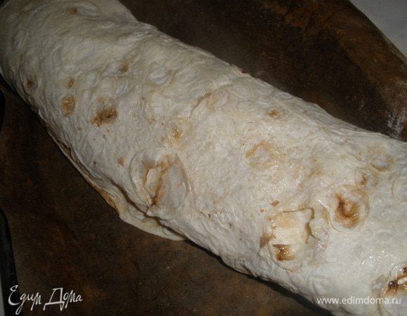 Свернуть в рулет. Сверху смазать оставшимся сливочным маслом. Выпекать 10-15 минут при температуре 180 градусов. 