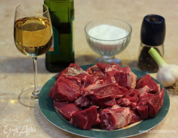 Как видно, состав блюда очень прост. Если вы найдете хорошую молодую баранину, то результат будет просто восхитителен. Не забудьте, что и вино и чеснок тоже должны быть хорошими. Вино должно вам нравиться, а чеснок твердый - лучше молодой.