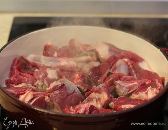 Плесните масло в кастрюлю, поставьте ее на сильный огонь. Обжарьте мясо с обеих сторон. Кладите мясо только в один слой, чтобы из мяса не начал вытекать сок.