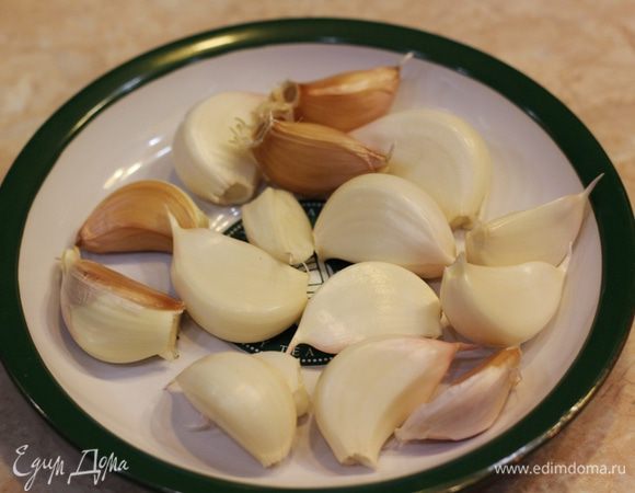 Разберите чеснок по зубчикам. Не снимайте кожуру - только верхние слои. Но если кожура снялась - не беда.