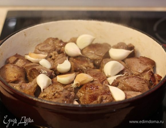 Посыпьте солью и сухими травами мясо. Добавьте чеснок в мясо, перемешайте и накройте крышкой. Сделайте очень маленький огонь.