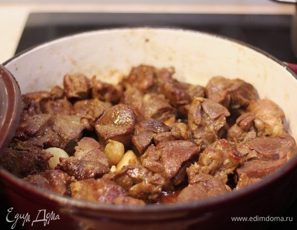 Периодически переворачивайте мясо. Когда соки испарятся и мясо начнет шипеть, добавьте пару ложек воды. 