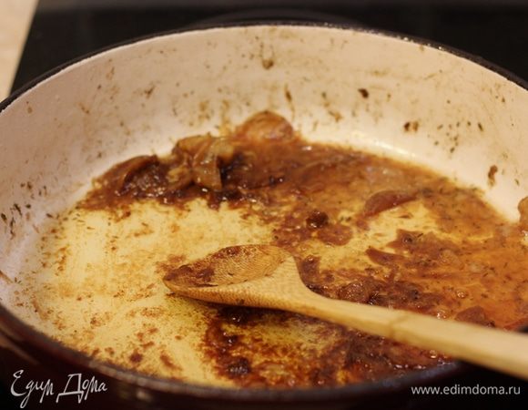 Через два часа вытащите все мясо из кастрюли.