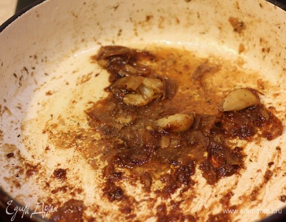 Вычерпайте весь жир из кастрюли.