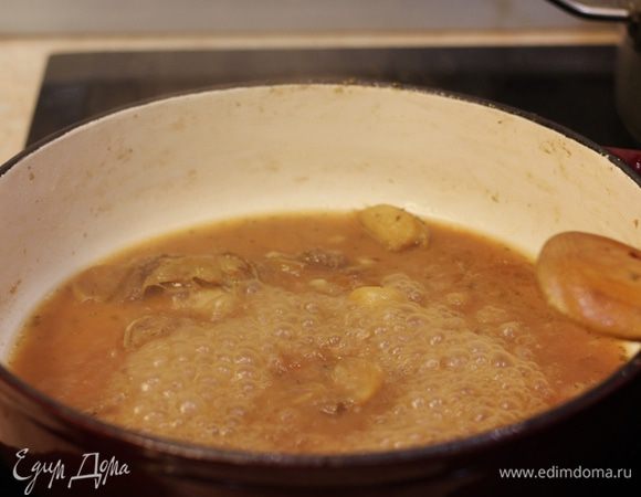 Плесните в кастрюлю вино. Деревянной лопаткой соскоблите все мясные соки со сковороды, чтобы они растворились в вине. Выпарите вино на половину или две трети.