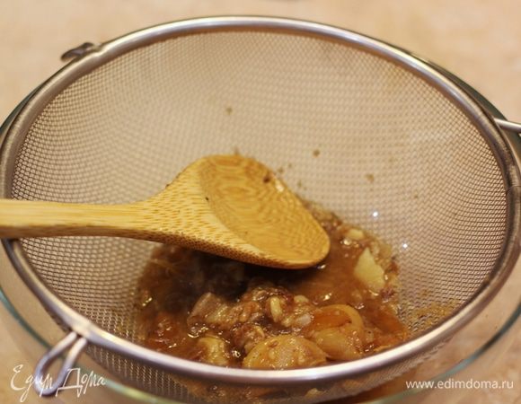 Процедите все содержимое кастрюли через сито.