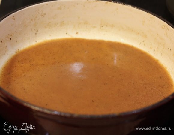 Вылейте получившийся соус обратно в кастрюлю. И поставьте на маленький огонь.