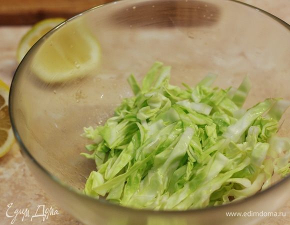 Слегка сбрызните капусту лимонным соком.