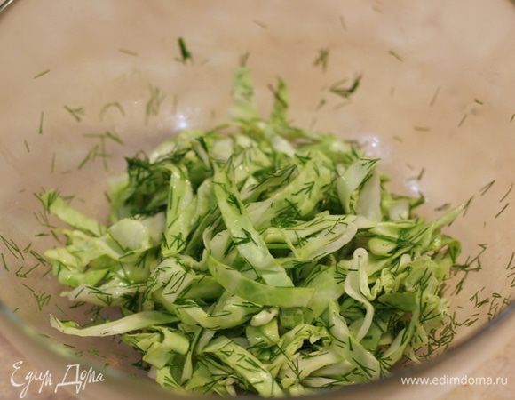 Добавьте оливкового масла, укроп, соль и перец. Перемешайте.