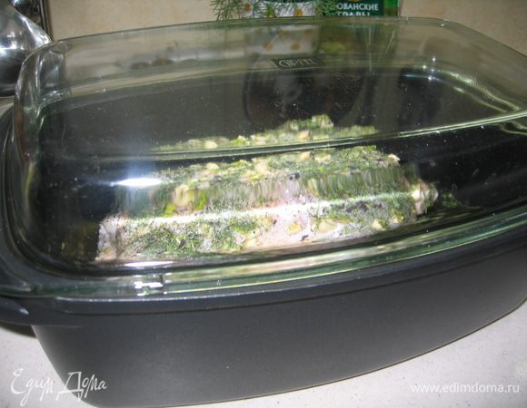 Накрыть жаровню крышкой и поставить запекать в духовой шкаф на 1 час при температуре 230-250 градусов