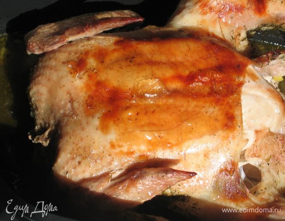После часа запекания открыть крышку, запекать еще 15 минут...Затем перевернуть курицу и запекать еще 15 минут с другой стороны