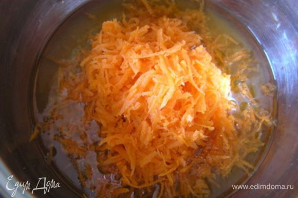 В апельсиновом соке растворить сахар, добавить ванилин, лимонный сок, натертую морковь и растительное масло, перемешать,