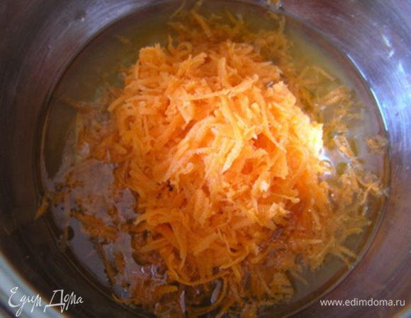 В апельсиновом соке растворить сахар, добавить ванилин, лимонный сок, натертую морковь и растительное масло, перемешать,


