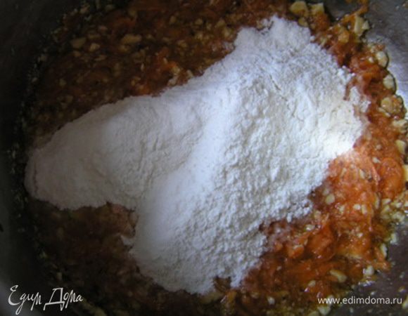 всыпать муку, смешанную с разрыхлителем и солью. 
