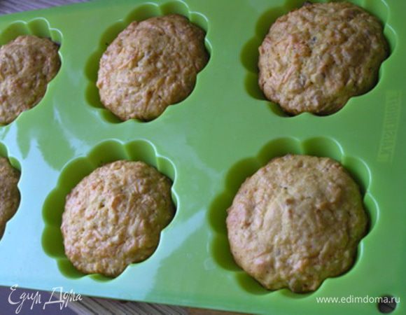 Выпекать при 180-200*С около 25-30 минут. Готовность определить деревянной шпажкой, она должна остаться сухой.
