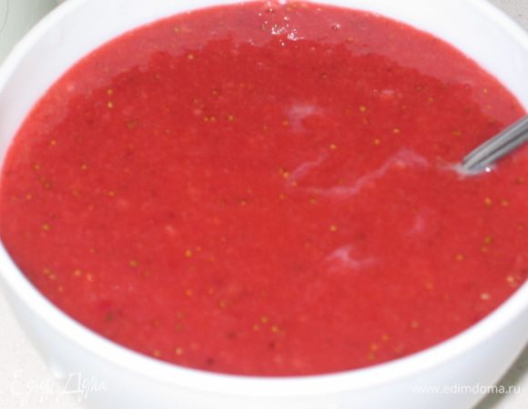 Клубнику пюрировать при помощи блендера.