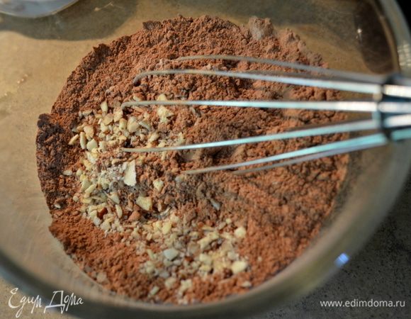 Смешаем отдельно муку и раскрошен.миндаль,какао порошок, корицу,соль и кайен.перец.Все перемешать.
Миндаль можно помолоть в фудпроцессоре.