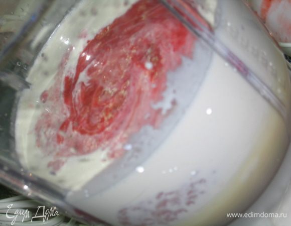 В чашу блендера влить сливки, добавить сгущенное молоко и клубничное пюре. Взбивать сначала на средней скорости 5–10 минут, затем на высокой скорости 5 минут. Так как количество ингредиентов большое, я делала все в два захода.