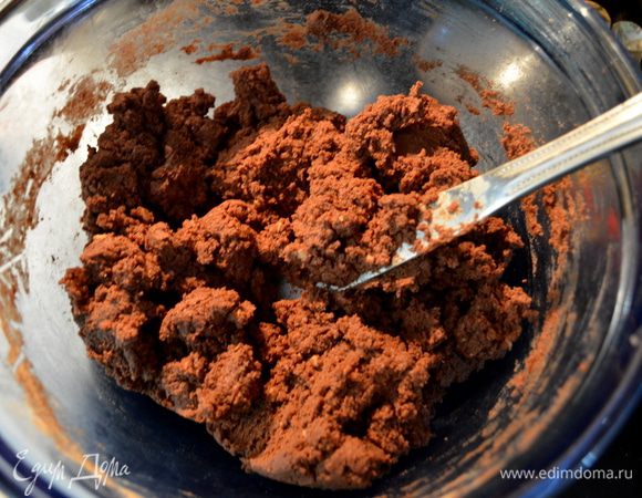 Слив.масло и сахар взбить вместе до мягкого состояния.Добавим нашу перемешанную муку с др.ингридиентами.Тщательно все перемешаем.