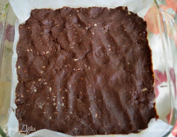 Выложим наше тесто в нашу приготовленную форму.Можно помочь пальчиками прижимая тесто.Разрежем на полоски.