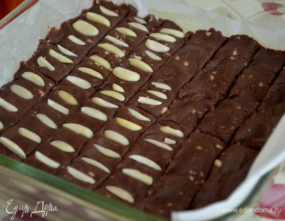 Каждую полоску украсим миндалем лепестковым,у меня его не было ,был миндаль в др.нарезке, использовала его.Посыпаем крупным сахар.песком и поставим в холодильник на 10мин.