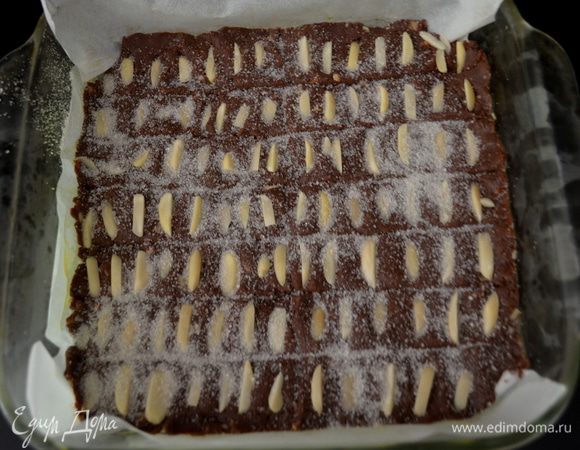 Поставим в духовку и выпекаем 30 -35мин.Готовое печенье вытащим из духовки и остудим.Вытащим из формы,бумага для выпечки должна помочь и печенье выходит легко.