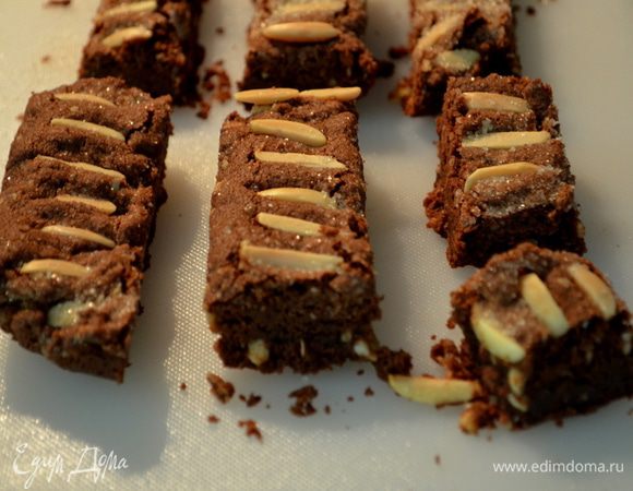 Подаем на стол.Печенье можно и желательно держать  в контейнере сроком до 1 недели.