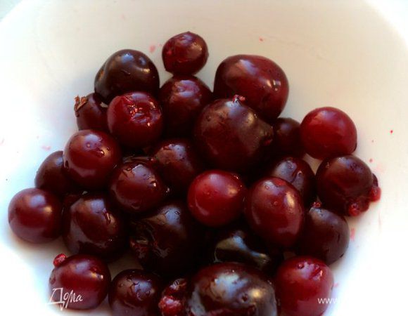 Вишню ( черешню)  помыть, очистить от косточек.