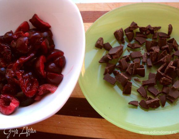 Порезать на четвертинки. Порезать на кусочки шоколад. Поставить в холодильник.