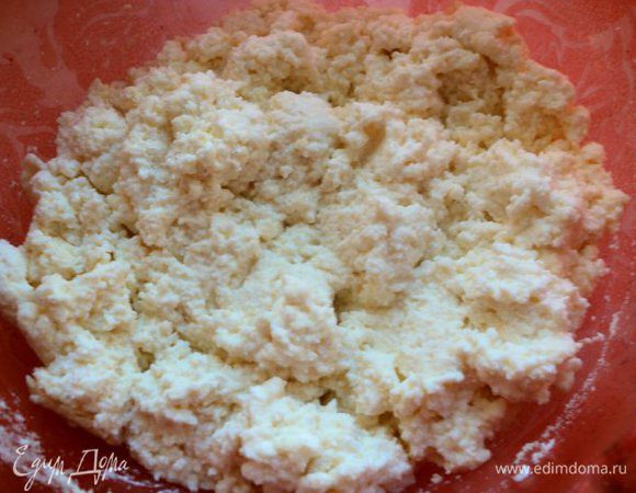 Творог протереть через сито, добавить в него яйца, сахар , ванильный сахар, хорошо перемешать. Добавить постепенно манку, количество которой регулировать в зависимости от влажности творога. Дать тесту постоять 15-20мин, что бы манка разбухла.