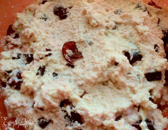 Добавить к тесту порезанную вишню и шоколад, перемешать.