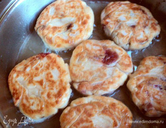 Муку высыпать на тарелку, отделять по 1ст.ложке теста и формировать сырники, панируя их в муке. Жарить на растительном масле с двух сторон до румяной корочки.