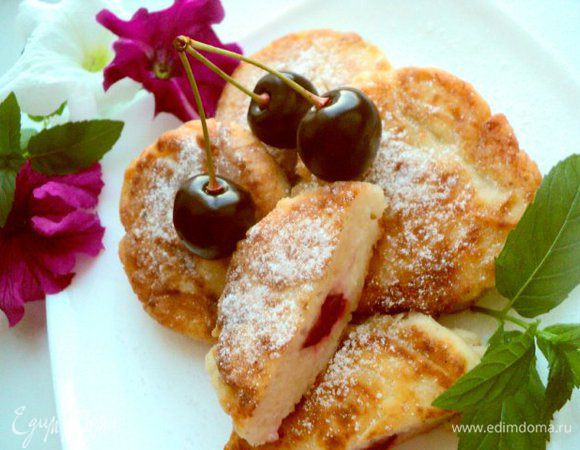 Готовые сырники посыпать сахарной пудрой и можно подавать. Приятного аппетита!