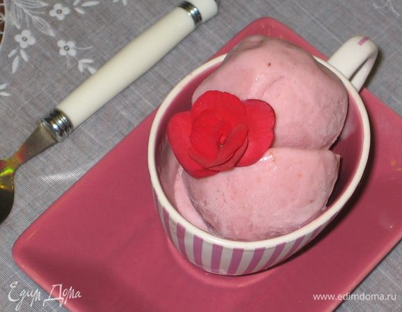 Домашнее мороженое готово: болагодаря сильно выраженному вкусу клубники оно напоминает сорбе.